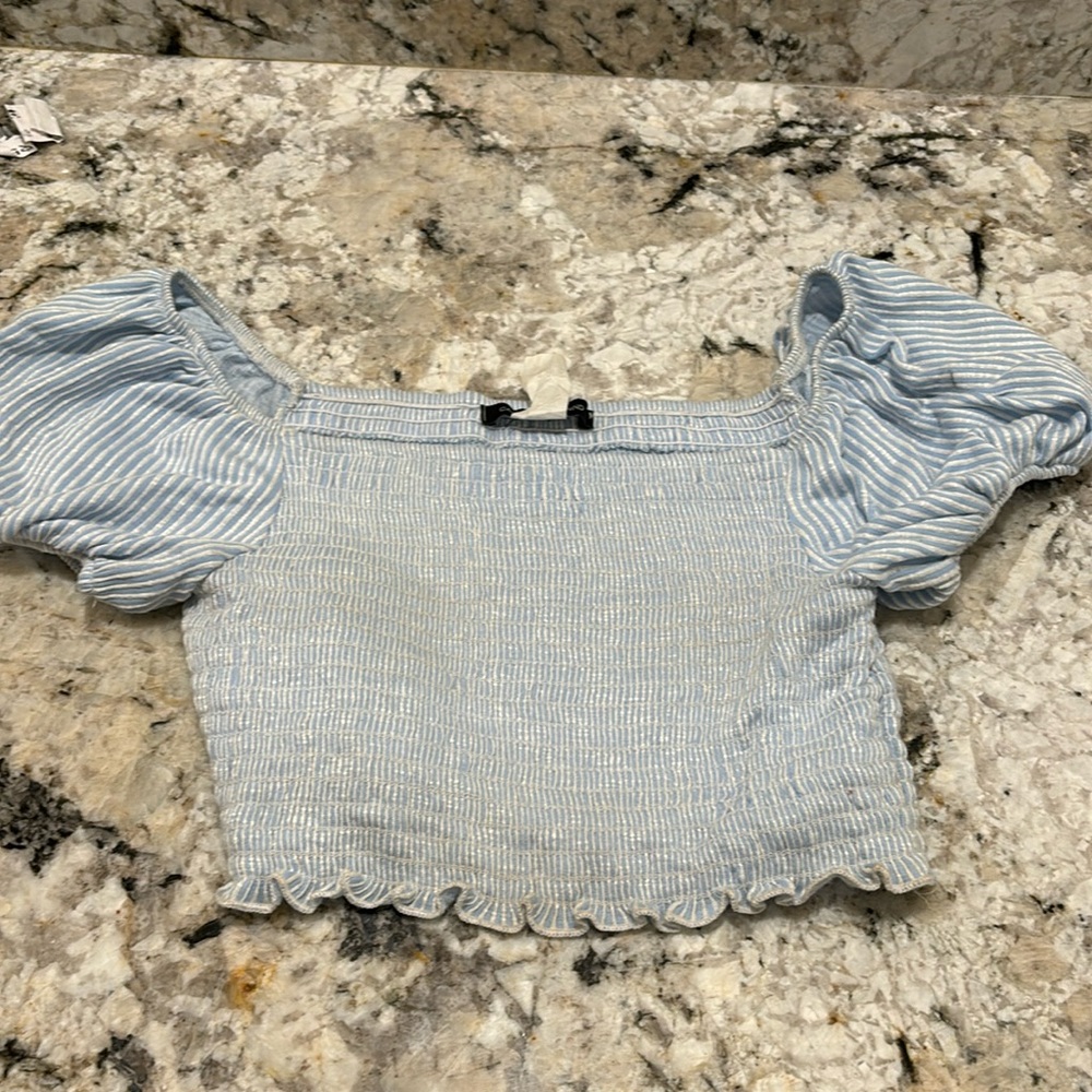 Cropped blue stripped shirt